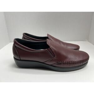 SAS Women’s Dream Wine Leather Slip On Shoes 1.5” Heel Size 8.5 Medium